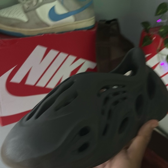 Yeezy FoamRunner Onyx - Picture 1 of 4